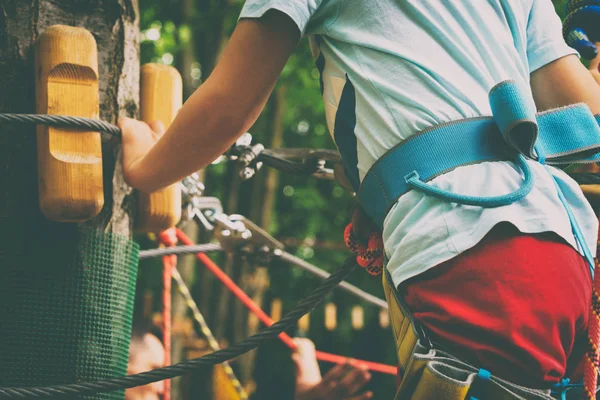 Çocuk bir halat Parkı tırmanıyor