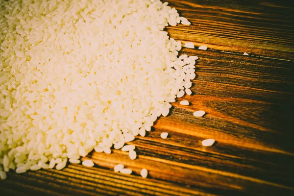 ahşap bir masa üzerinde pirinç