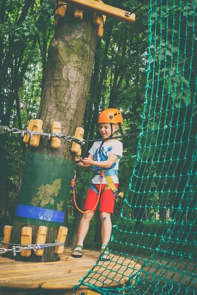 Çocuk bir kolye park tırmanıyor