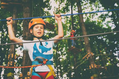 Çocuk bir halat Parkı tırmanıyor