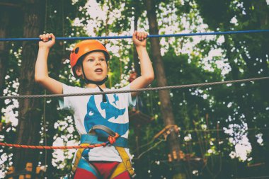 Çocuk bir halat Parkı tırmanıyor