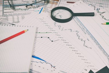 Mali grafik Büyüteç ve kalemler