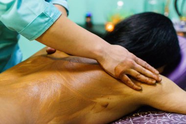 Spa salonda çikolata masajı