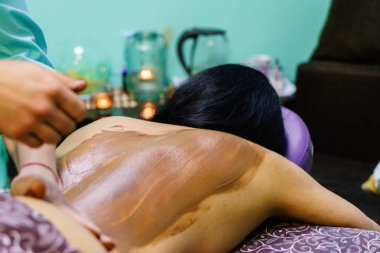 Spa salonda çikolata masajı