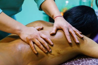 Spa salonda çikolata masajı