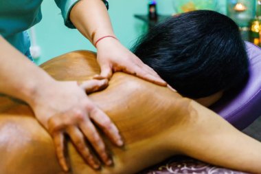 Spa salonda çikolata masajı