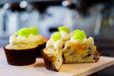 Kahve makinesi ve kafede capkake