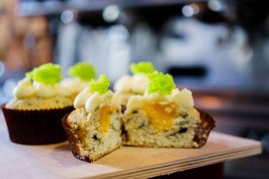 Kahve makinesi ve kafede capkake