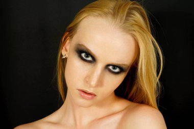 Makyaj yeşil gölgeler ile