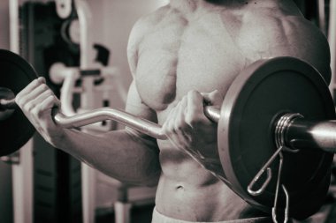 Sağlıklı bir yaşam tarzı. fitness salonunda adam kavramı