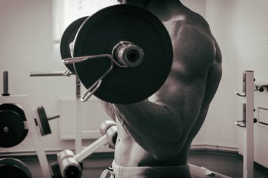 Sağlıklı bir yaşam tarzı. fitness salonunda adam kavramı