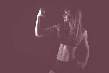 Profesyonel fitness atlet resmi için karanlık bir arka plan