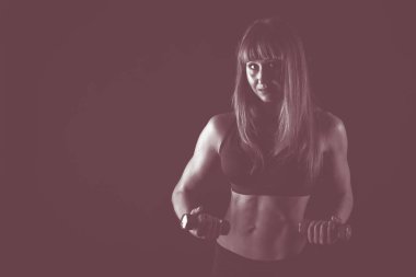 Profesyonel fitness atlet resmi için karanlık bir arka plan