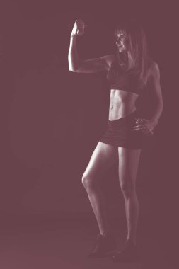 Profesyonel fitness atlet resmi için karanlık bir arka plan