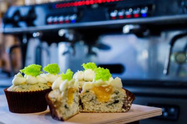 Kahve makinesi ve kafede capkake