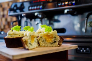 Kahve makinesi ve kafede capkake