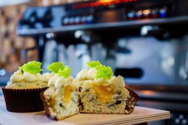 Kahve makinesi ve kafede capkake