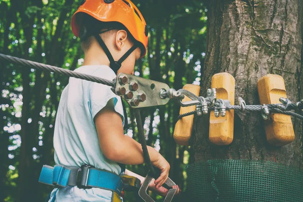 Çocuk bir kolye park tırmanıyor