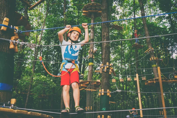 男孩爬上了一个绳索公园 — 图库照片