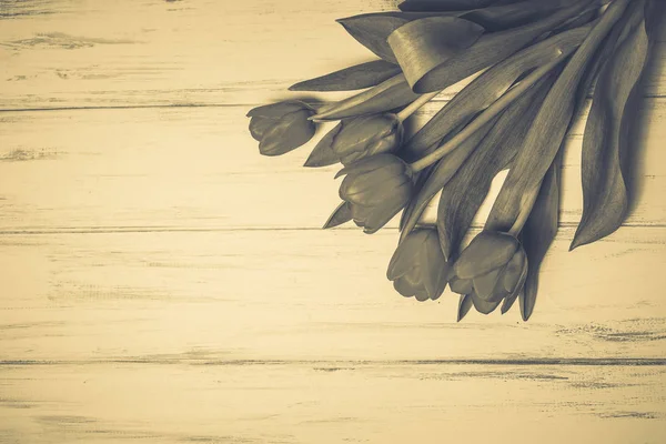 Ahşap beyaz zemin üzerine güzel çiçekler