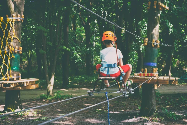 Chłopak Wspina Się Park Wisiorek — Zdjęcie stockowe