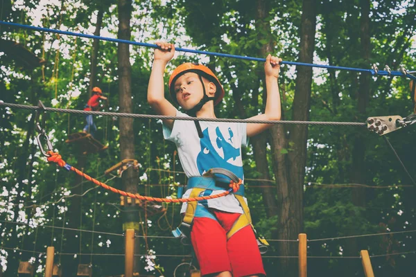 Çocuk bir halat Parkı tırmanıyor