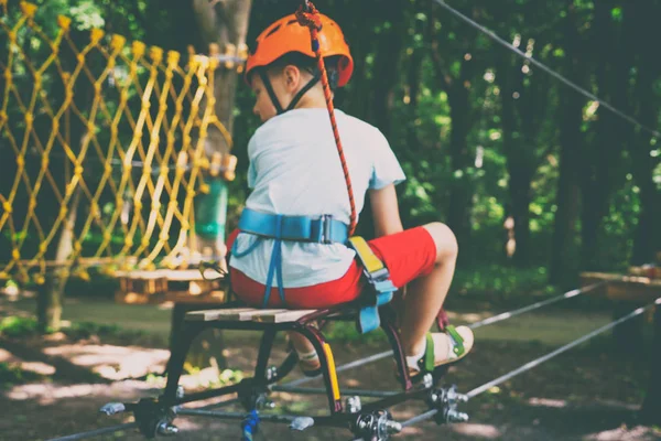 Çocuk bir kolye park tırmanıyor