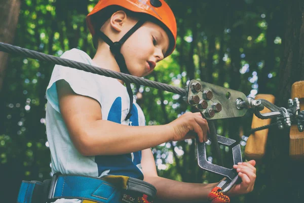 Çocuk bir kolye park tırmanıyor