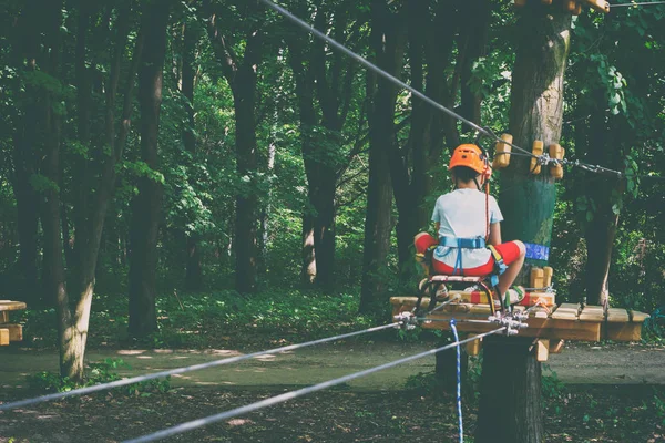 Chłopak Wspina Się Park Wisiorek — Zdjęcie stockowe