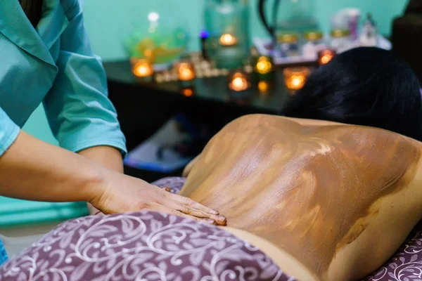 Spa salonda çikolata masajı