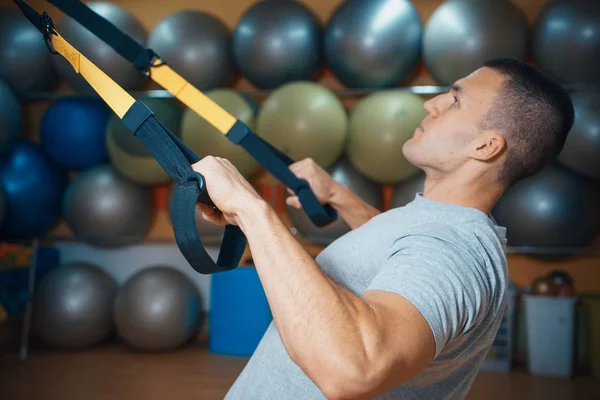 Ung Man Engagerad Ett Gym Trx — Stockfoto