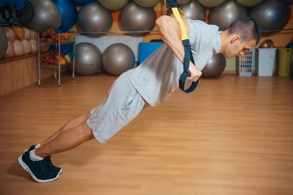 Ung Man Engagerad Ett Gym Trx — Stockfoto