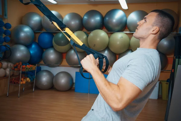 Ung Man Engagerad Ett Gym Trx — Stockfoto