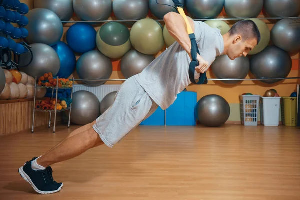 Ung Man Engagerad Ett Gym Trx — Stockfoto