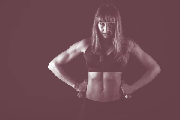 Profesyonel Fitness Atlet Resmi Için Karanlık Bir Arka Plan — Stok fotoğraf