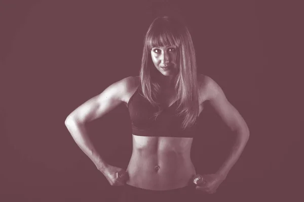 专业健身运动员照片在黑暗背景下 — 图库照片
