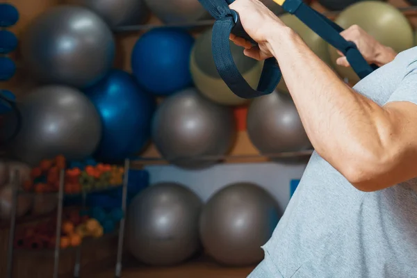 Ung Man Engagerad Ett Gym Trx — Stockfoto