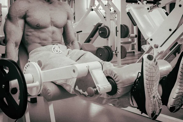 Sağlıklı bir yaşam tarzı. fitness salonunda adam kavramı