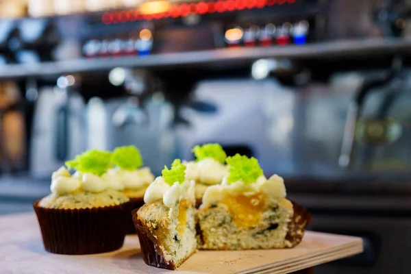 Kahve makinesi ve kafede capkake