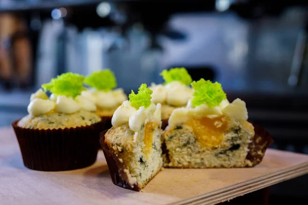 Kahve makinesi ve kafede capkake