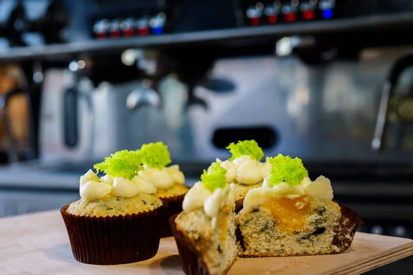 Kahve makinesi ve kafede capkake