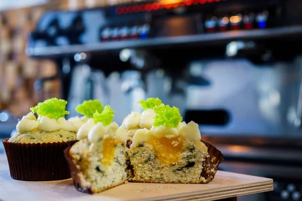 Kahve makinesi ve kafede capkake