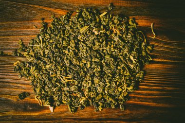 Ahşap arka planda yeşil çay