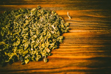 Ahşap arka planda yeşil çay