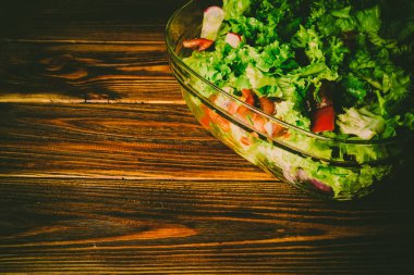 Ahşap bir zemin üzerine yeşil sebze salatası