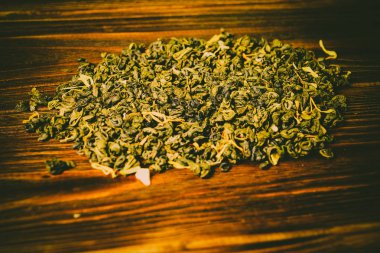 Ahşap arka planda yeşil çay