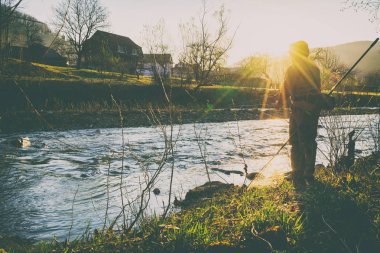 Nehirde balık tutmak