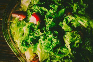Ahşap bir zemin üzerine yeşil sebze salatası