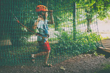 Çocuk bir kolye park tırmanıyor