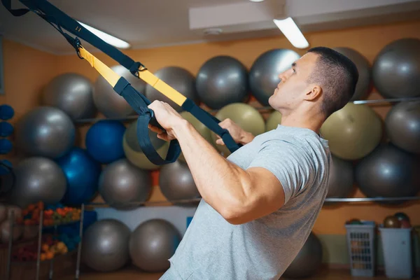 Ung Man Engagerad Ett Gym Trx — Stockfoto